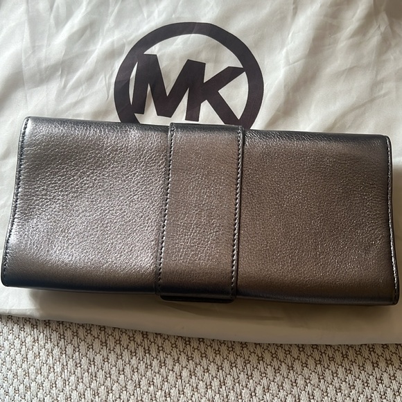Michael Kors Metallic clutch - Picture 2 of 4